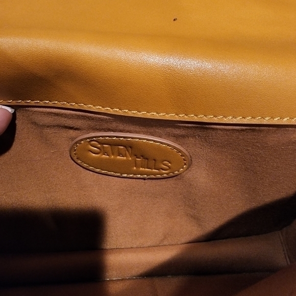 Kyara Seven Hills Tan Leather Crossbody Bag - Picture 6 of 9